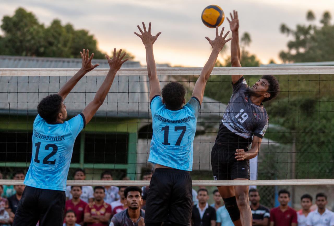 Volleyball players competing at an SRV tournament